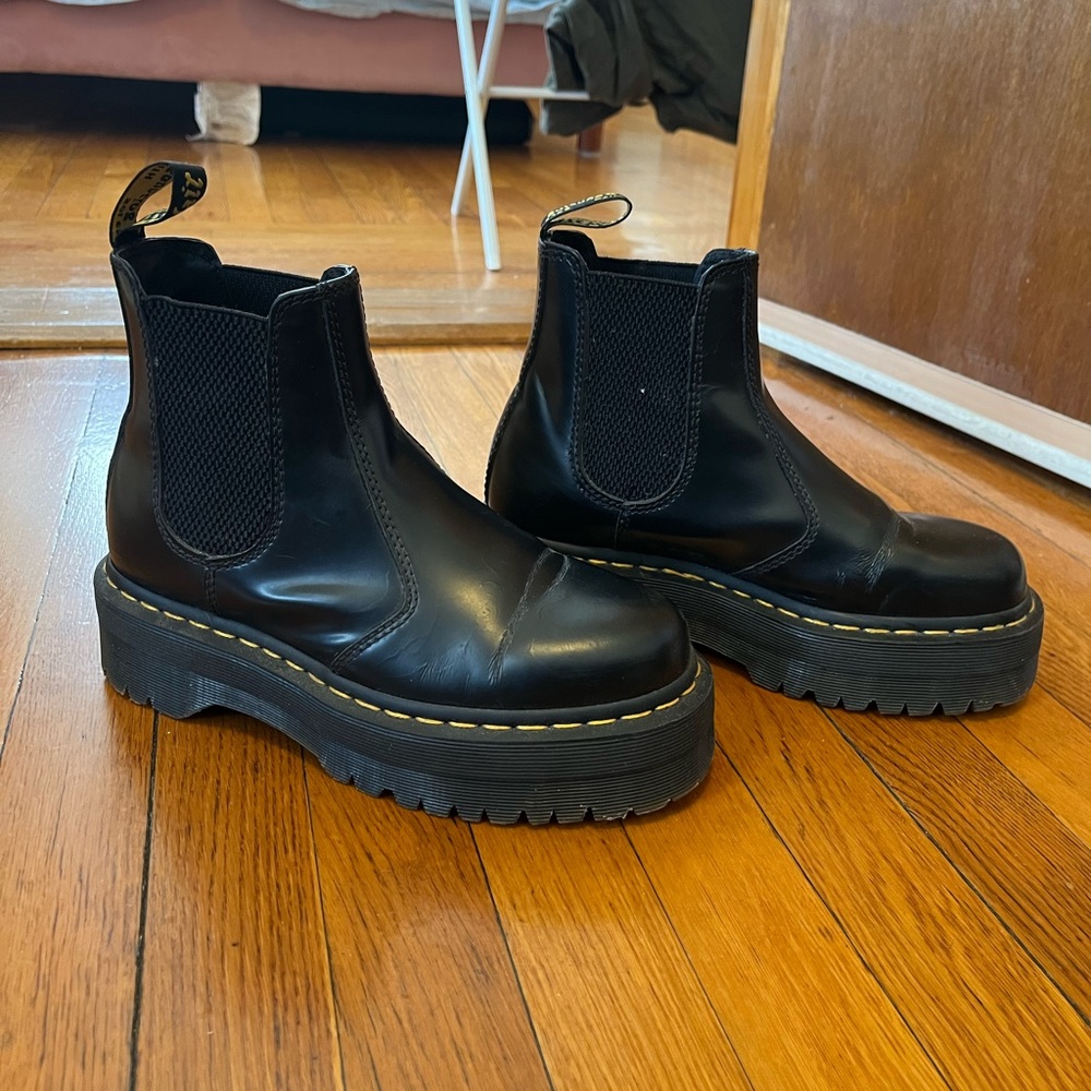 Dr. Martens 2976 SMOOTH LEATHER PLATFORM CHELSEA BOOTS
